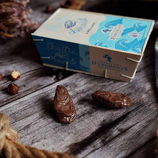 Chevaliers D'Argouges Milk Chocolate Praline Oysters  in Wooden Box 105g  large image number 1