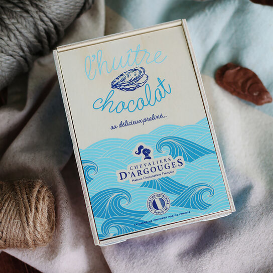 Chevaliers D'Argouges Milk Chocolate Praline Oysters  in Wooden Box 105g  large image number 0